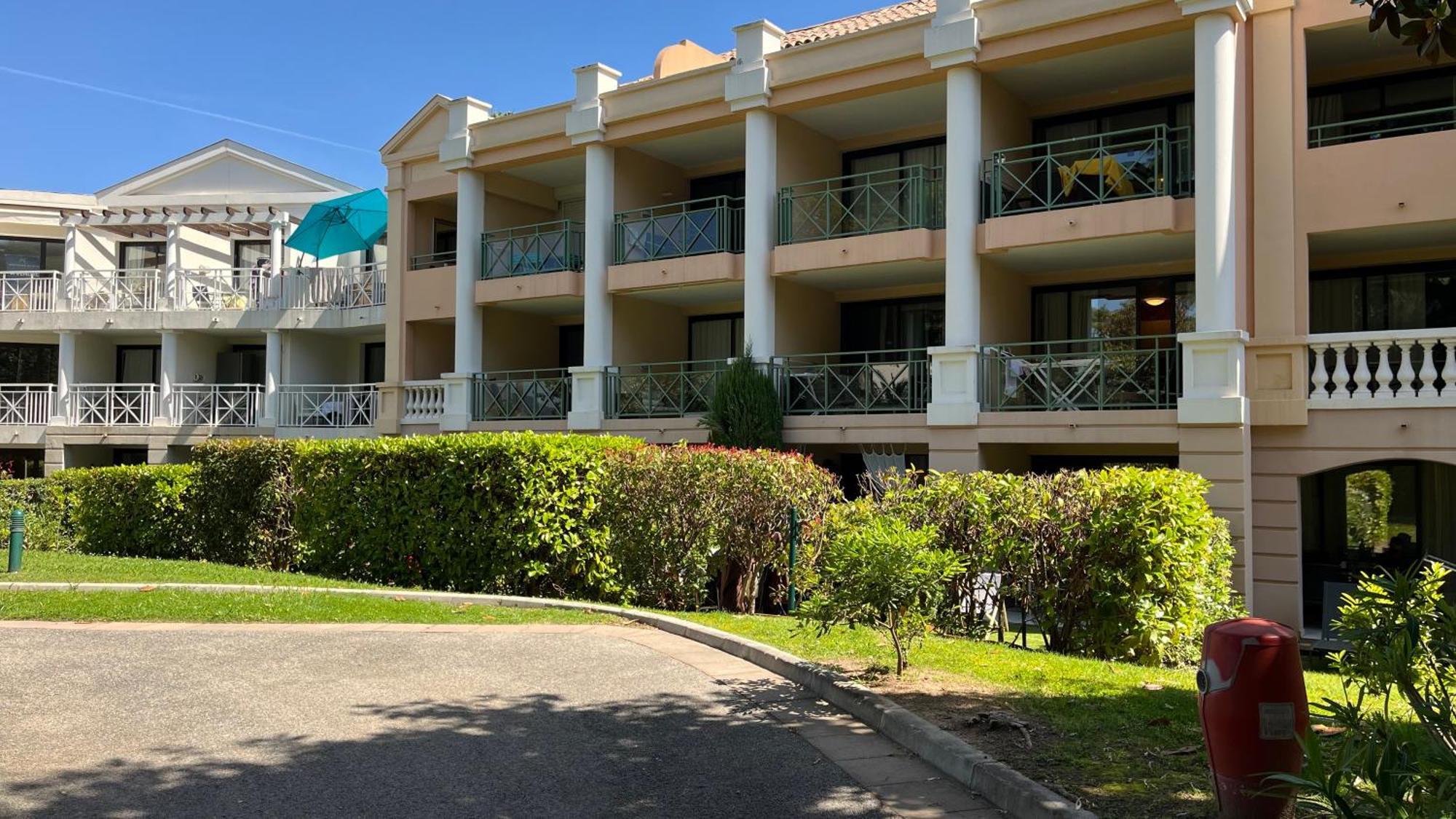Piscine-parc-tennis * Cannes